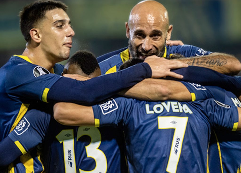 Rosario Central aplastó a Caracas y se ilusiona con la clasificación