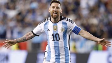 Fue subastada la servilleta en la que Messi firmó su primer contrato profesional