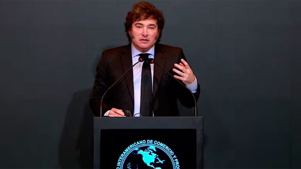 Ante empresarios, Milei defendió el tipo de cambio y criticó duramente a economistas