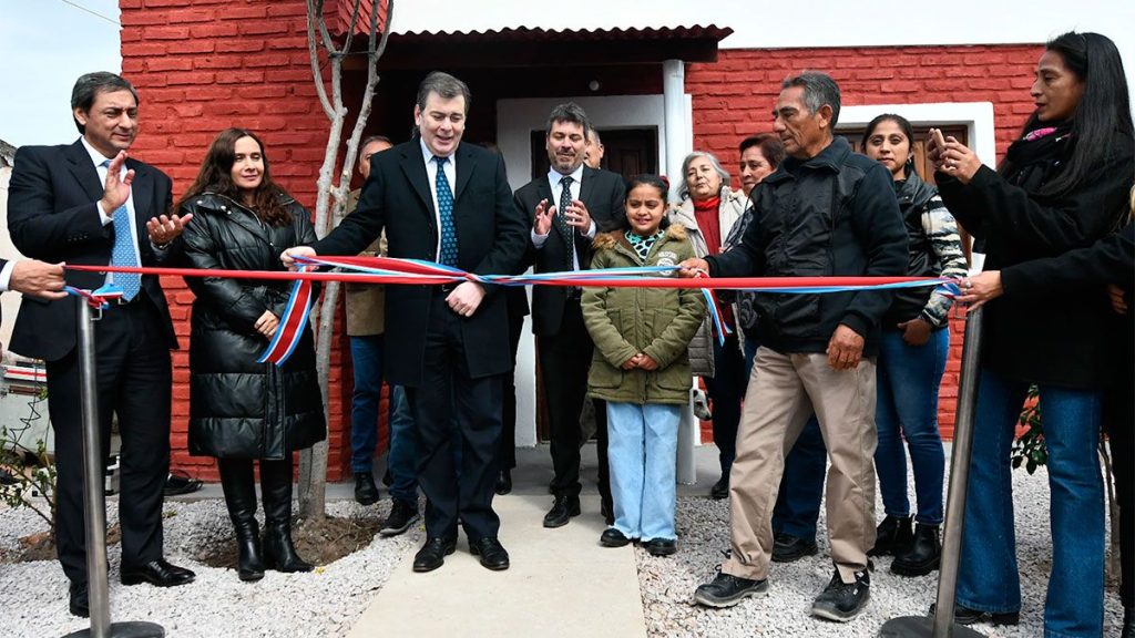 El Gobernador entregó viviendas e inauguró importantes obras en Suncho Corral