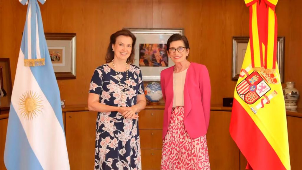España anunció que retira a su embajadora de la Argentina