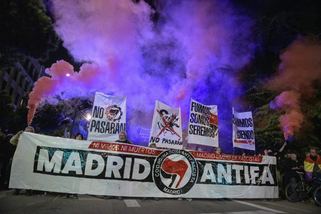 Javier Milei es recibido en Madrid con fuertes protestas “antifascistas”