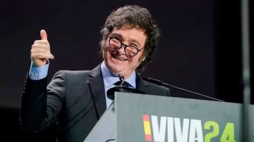 Tras el escándalo, Milei regresó de España y dijo estar “surfeando un mar de lágrimas socialistas”