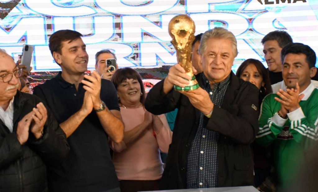 Con la gran figura del Pato Fillol, presentaron las Copas de la Selección en Las Termas