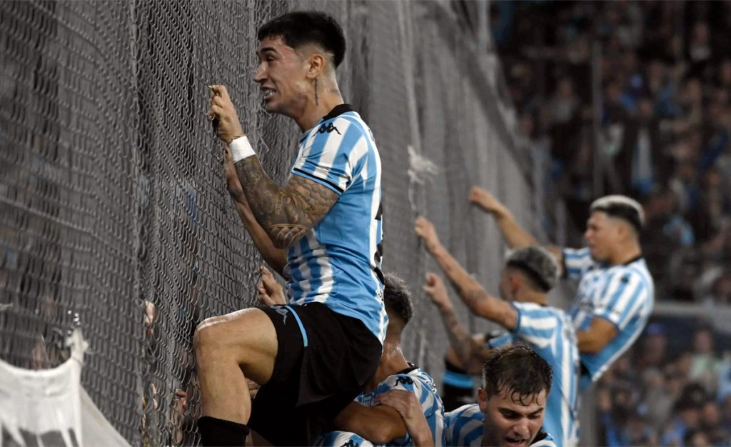 Racing festejó en el descuento y sigue en la cima
