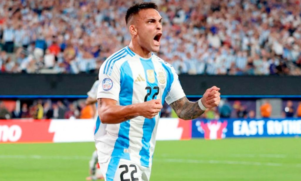 Argentina venció a Chile sobre el final y está en cuartos