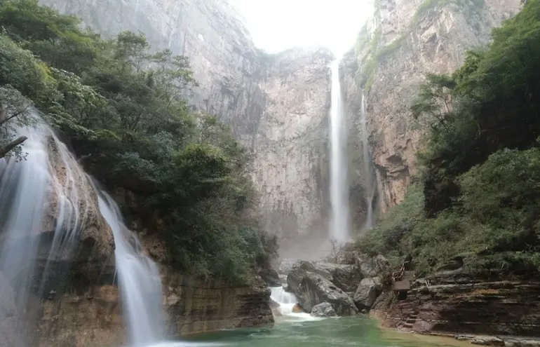 Descubren que la cascada más alta de China es en realidad una estructura artificial