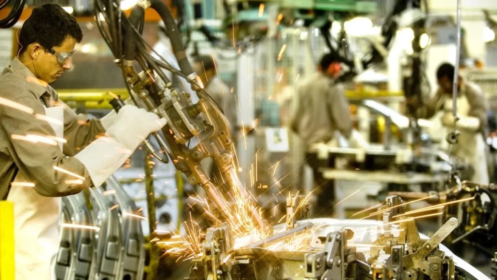 La industria frenó su recuperación y acumuló cuatro meses seguidos de caída