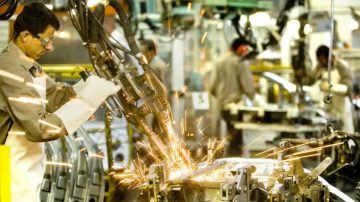 La industria frenó su recuperación y acumuló cuatro meses seguidos de caída