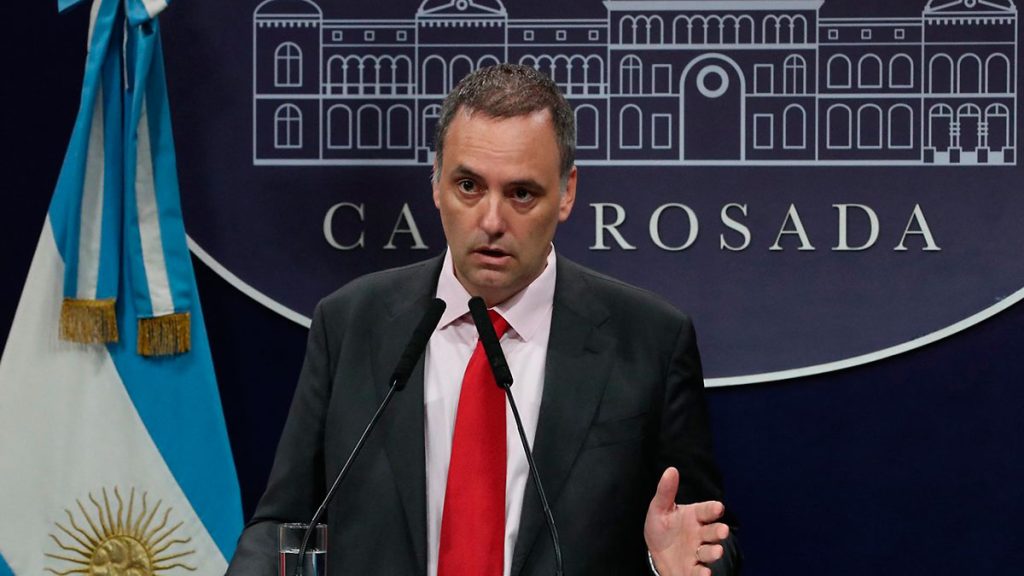 Anuncian una reforma para que hospitales y universidades públicas puedan cobrar aranceles a extranjeros