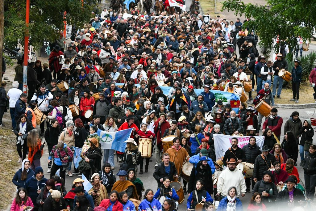 Una nueva Marcha de los Bombos llenó de color y alegría la Madre de Ciudades