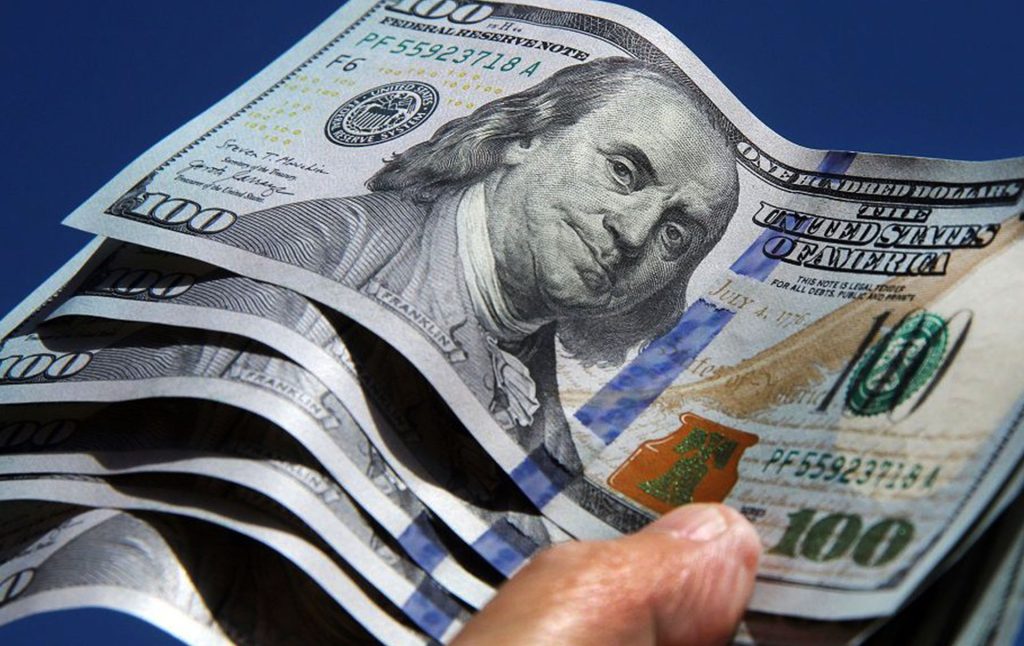 Tras los anuncios de Caputo, subió el dólar blue y cayeron bonos y acciones