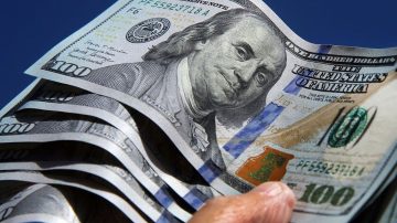 Tras los anuncios de Caputo, subió el dólar blue y cayeron bonos y acciones
