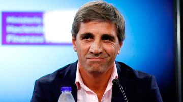 Luis Caputo lanzará una batería de medidas para reactivar la economía y apunta a un mes clave