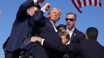 Intentaron asesinar a Donald Trump durante un acto de campaña en Pensilvania: resultó herido por un disparo