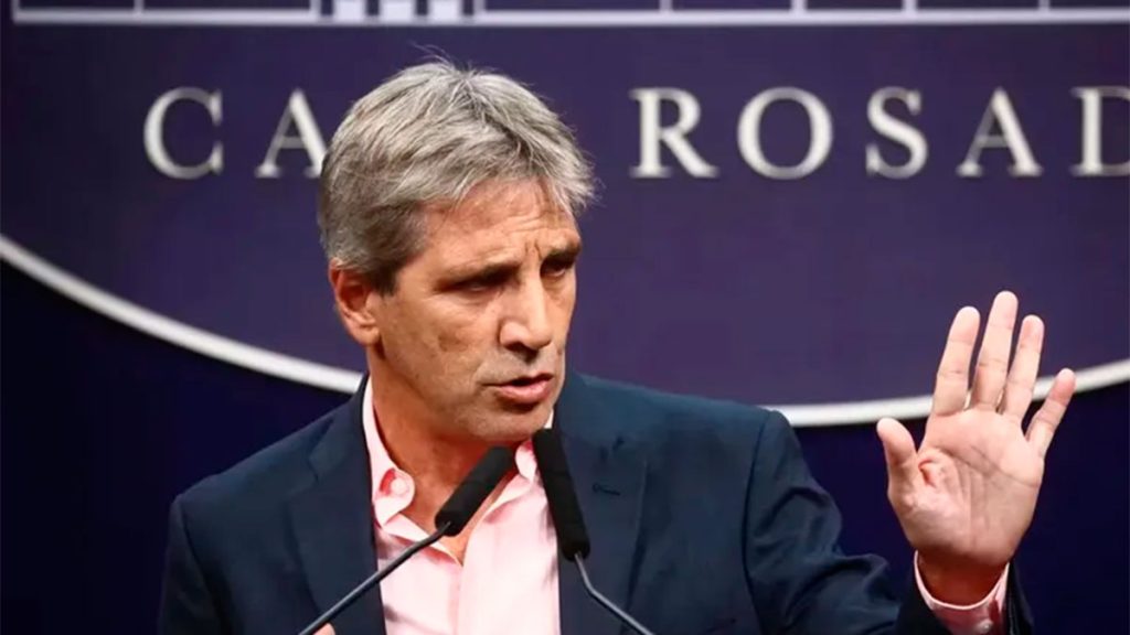 Caputo se refirió al descenso de la inflación a 0%: “si no es agosto, será septiembre u octubre”