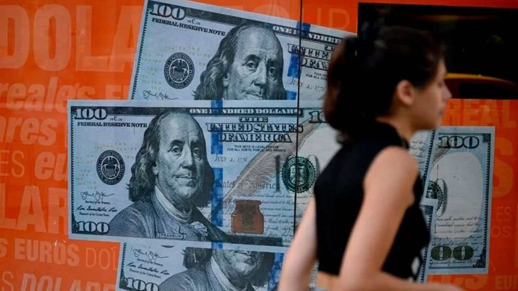 Tras las medidas del Gobierno, bajó el blue pero subió el riesgo país