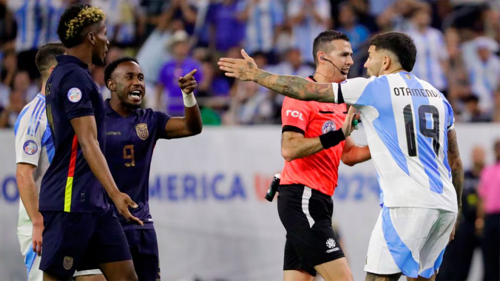 Dieron a conocer los audios del VAR tras la polémica en el gol de Ecuador
