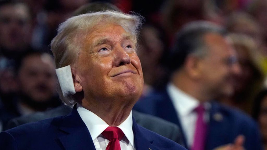 Trump apareció de sorpresa en la Convención Republicana con la oreja vendada