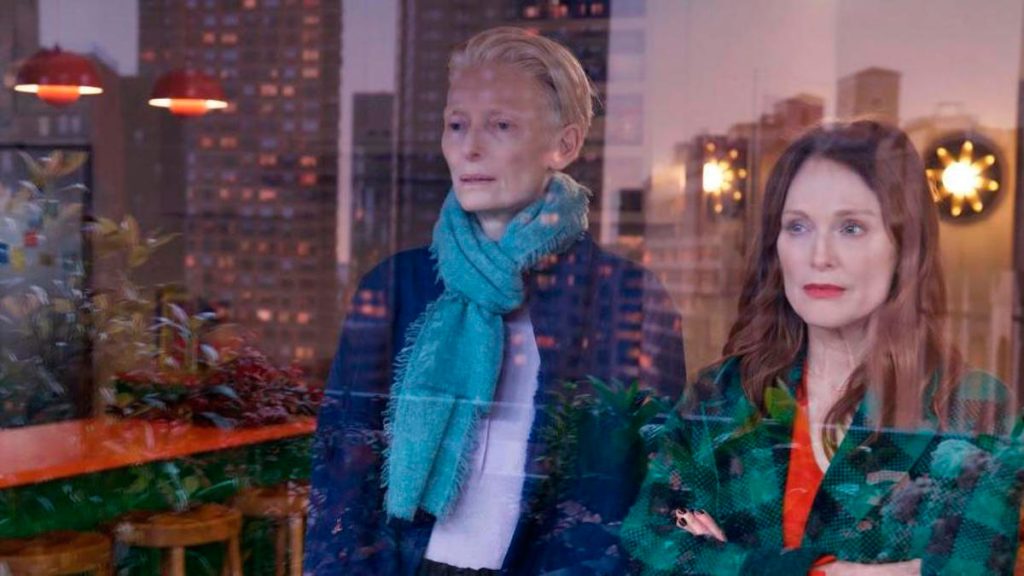 Julianne Moore y Tilda Swinton protagonizan el primer trailer de “la habitación de al lado”, lo nuevo de Almodóvar