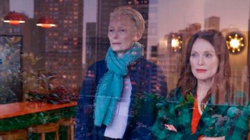 Julianne Moore y Tilda Swinton protagonizan el primer trailer de “la habitación de al lado”, lo nuevo de Almodóvar