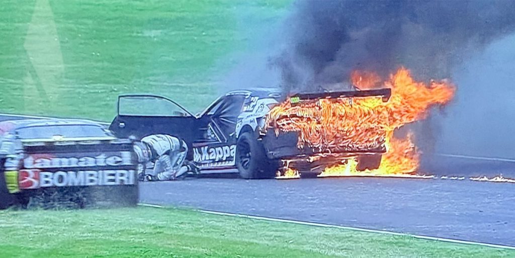 Desesperante momento en el Turismo Carretera: se prendió fuego el auto de Gastón Mazzacane