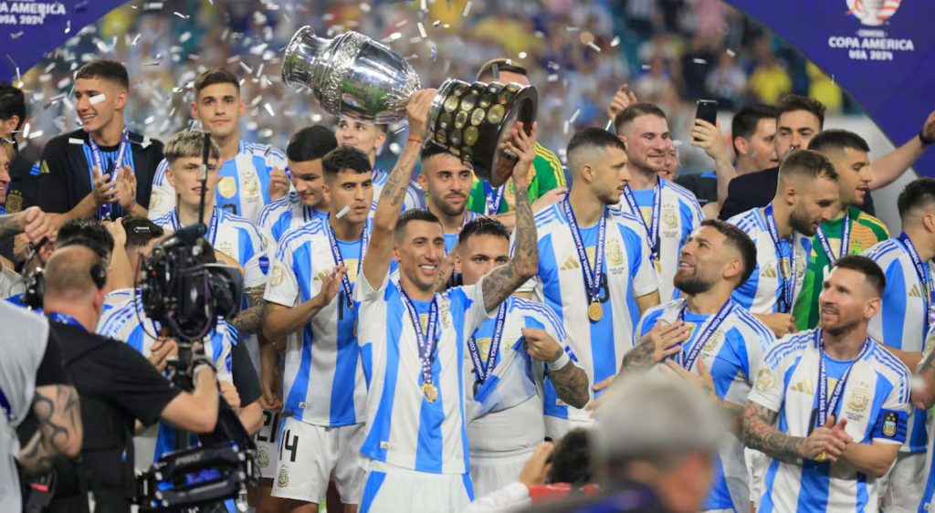 Di María tendría su merecido homenaje en el Monumental
