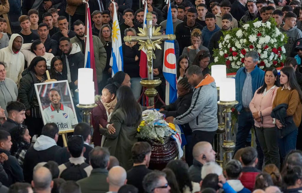 Tristeza y dolor en la emotiva despedida al futbolista uruguayo Juan Izquierdo