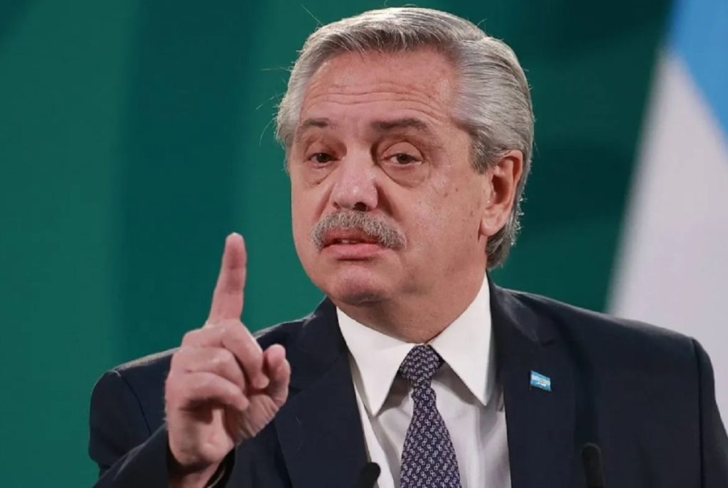 “Pregonó tanto la moral, que ahora está en un problema”: Alberto Fernández apuntó contra Manuel Adorni