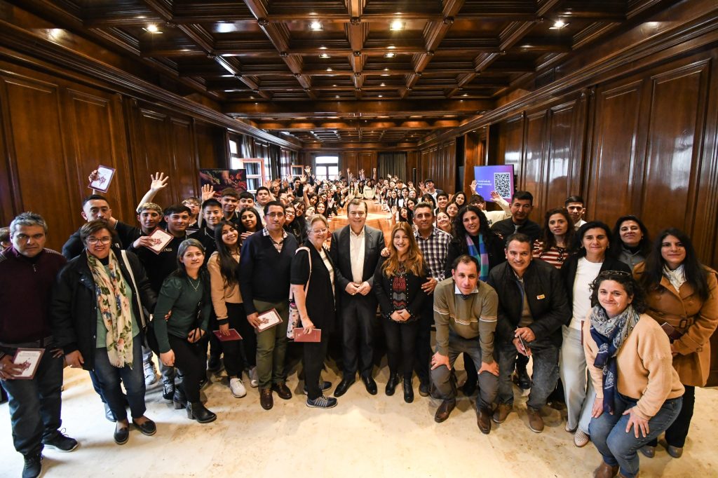 Zamora se reunió con más de 100 estudiantes en Casa de Gobierno