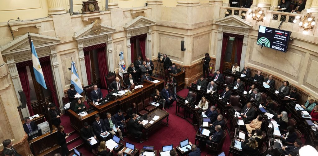 Los senadores dan marcha atrás y renuncian al aumento que llevaba los sueldos a $9 millones