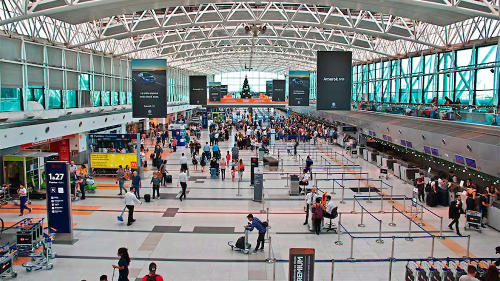Refuerzan los controles en aeropuertos nacionales por la viruela del mono