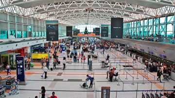 Levantaron el paro de controladores aéreos y retomaron la actividad