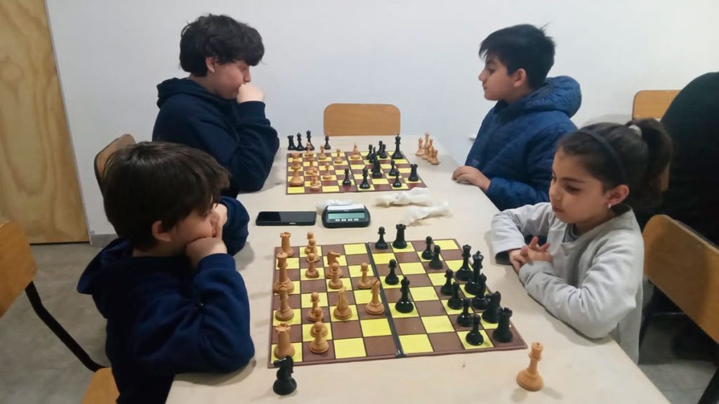 Ultiman detalles para el torneo de Ajedrez “Cristina García” en la Biblioteca del barrio Autonomía