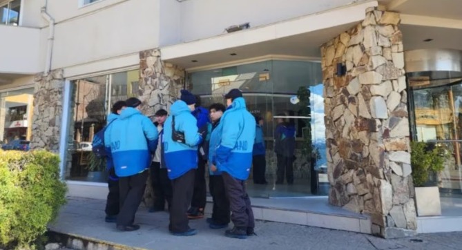 Un estudiante cayó del sexto piso del hotel en Bariloche y está grave