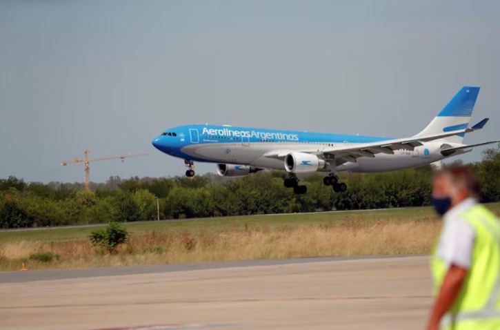 Crece el conflicto entre Aerolíneas y los sindicatos: adelantaron la asamblea y las demoras afectaron a miles de usuarios