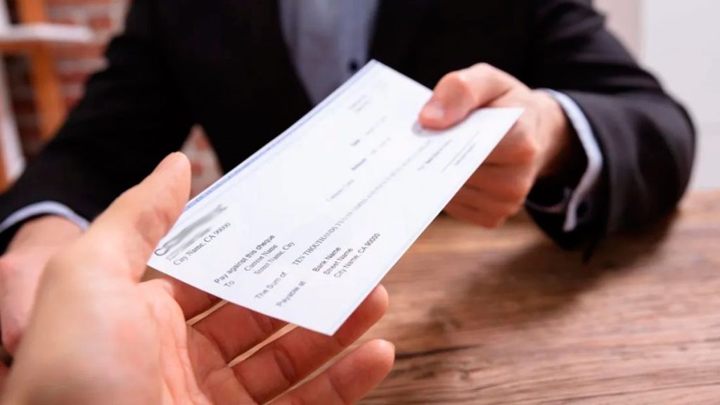 Detienen a ingeniero agrónomo por la compra de vehículos por $85 millones con cheques voladores