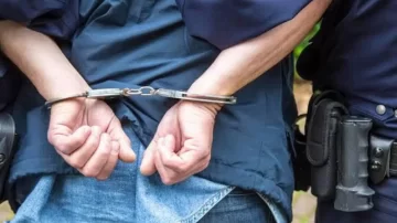 Detienen a un hombre que agredió a su mujer y a su pequeña hija en plena vía pública