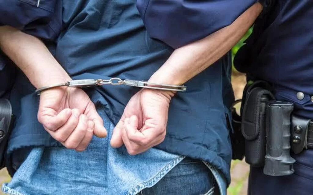 Detienen a un hombre que agredió a su mujer y a su pequeña hija en plena vía pública