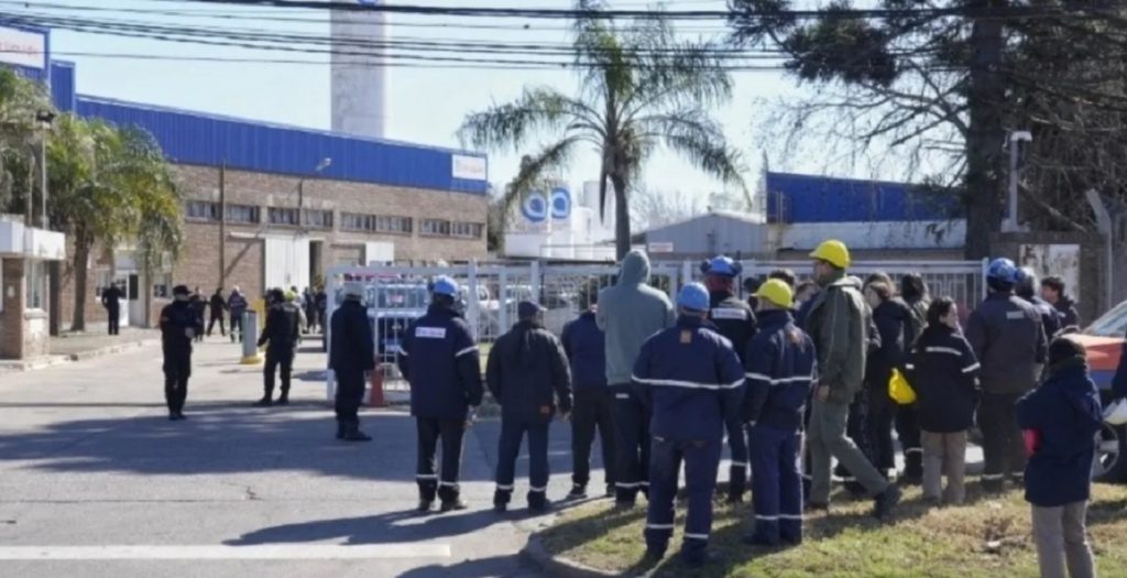Rosario: Lo despidieron y estrelló una avioneta contra la empresa