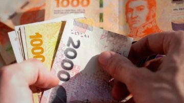 Los empleados de la Administración Pública cobrarán sus sueldos los días 28 y 29 de abril