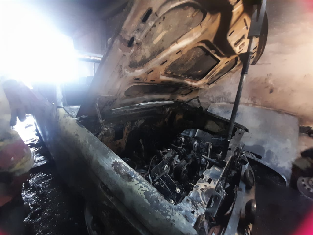 Fotos: incendio en un taller causó pérdidas totales en tres autos