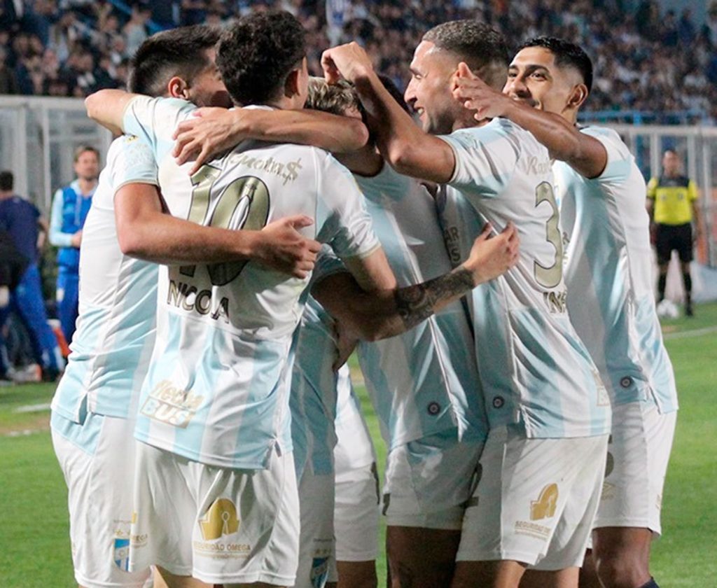 Atlético Tucumán amargó a Racing y quedó como escolta