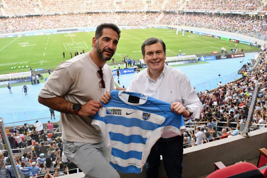 El gobernador Zamora recibió un especial regalo de Juan Manuel Leguizamón