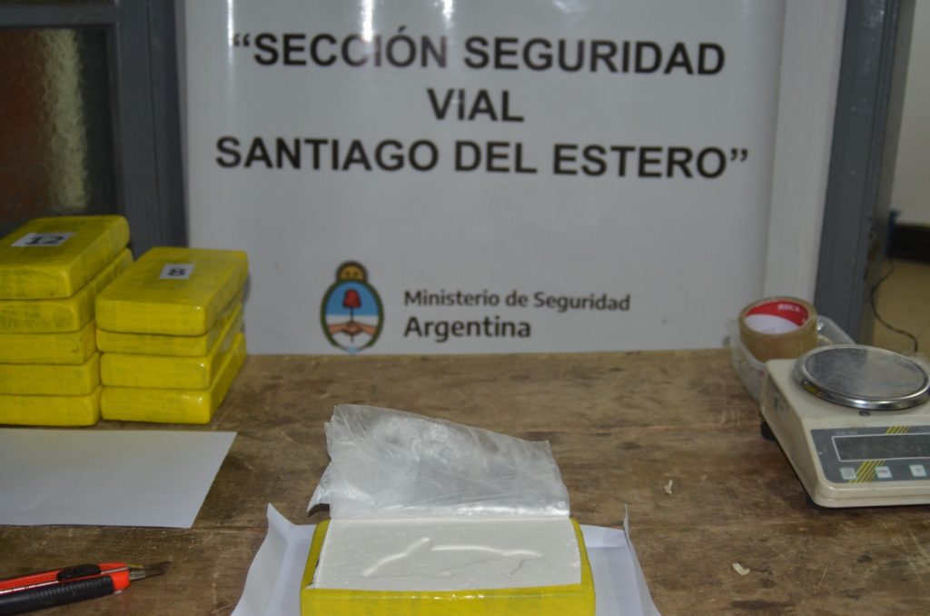 Gendarmería intercepta otro cargamento con cocaína que pasaba por Santiago: más de 20 kilos en un tour de compras