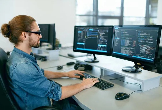 Hoy se celebra el Día Internacional del Programador: el origen de la fecha y dónde estudiar la carrera