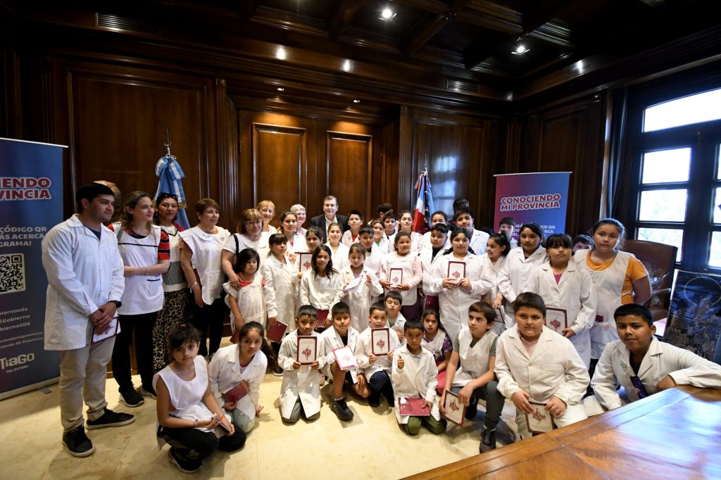 El gobernador Zamora recibió a alumnos de siete escuelas del departamento Rivadavia