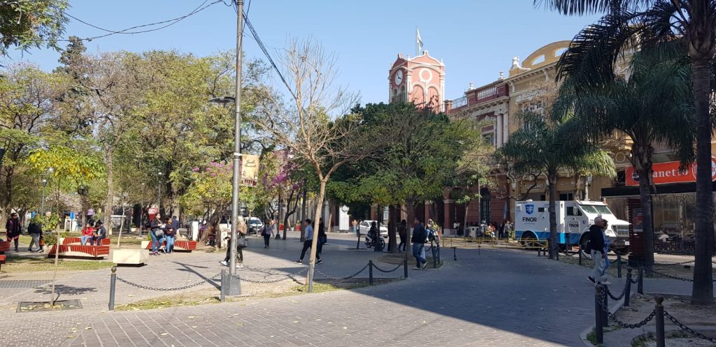 Viernes a pleno sol en la antesala de un fin de semana de mucho calor en Santiago del Estero