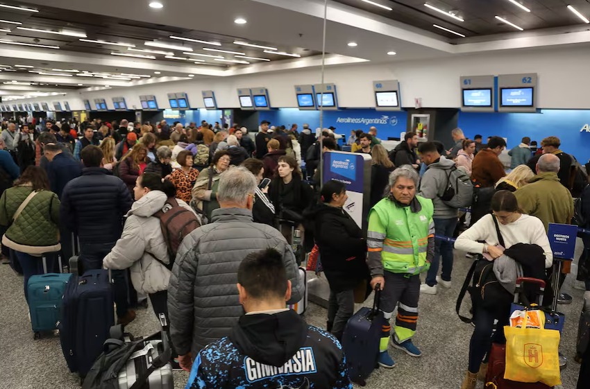Tras los paros, Aerolíneas denunciará a los gremios aeronáuticos y busca expulsar al líder sindical Pablo Biró