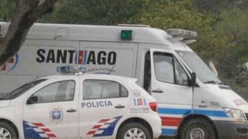 Camión que transportaba alimentos chocó un poste de luz y cayó sobre la casa de una septuagenaria